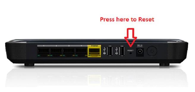 547183806-knopka-reset-na-zadnej-paneli-routera.jpg