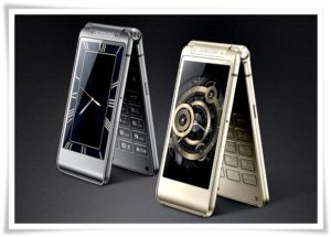 Dva-smartfona-Samsung-s-chasami-600_0-300x215.jpg