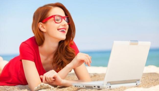 devushka-s-noutbukom-na-more.jpg