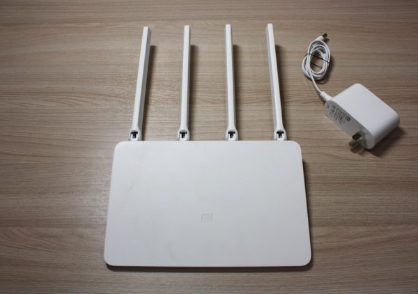 xiaomi-router-3-i-ego-adapter-pitaniya-600x422.jpg