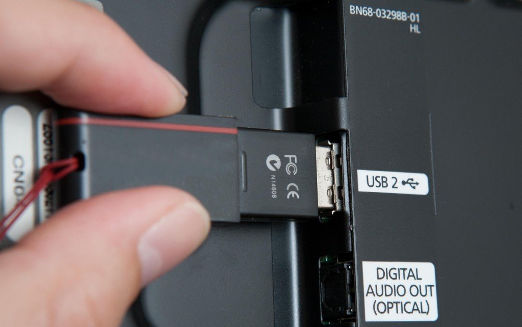 Podkljuchaem-Wi-Fi-adapter-v-port-USB-na-televizore.jpg