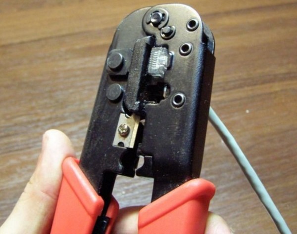 crimping-pliers-for-connectors-600x474.jpg